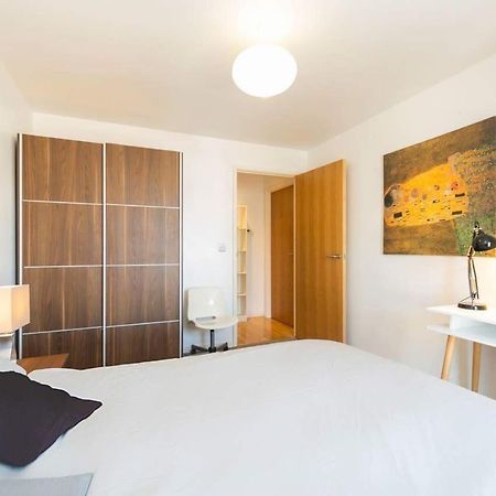 Room With Private Bathroom In A Modern Two Bedroom Two Bathroom Flat Londra Esterno foto
