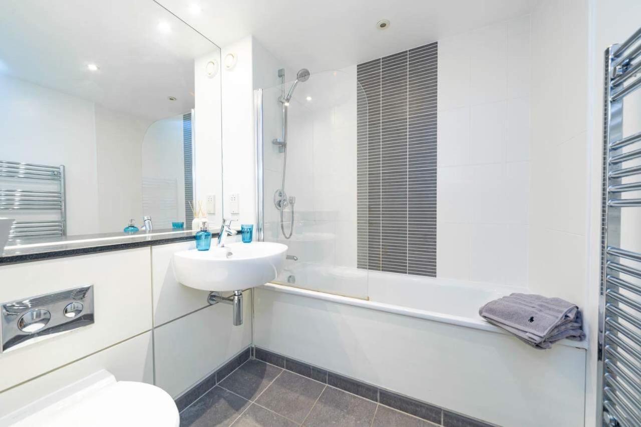 Room With Private Bathroom In A Modern Two Bedroom Two Bathroom Flat Londra Esterno foto