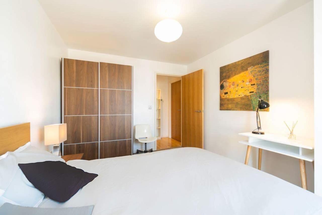 Room With Private Bathroom In A Modern Two Bedroom Two Bathroom Flat Londra Esterno foto