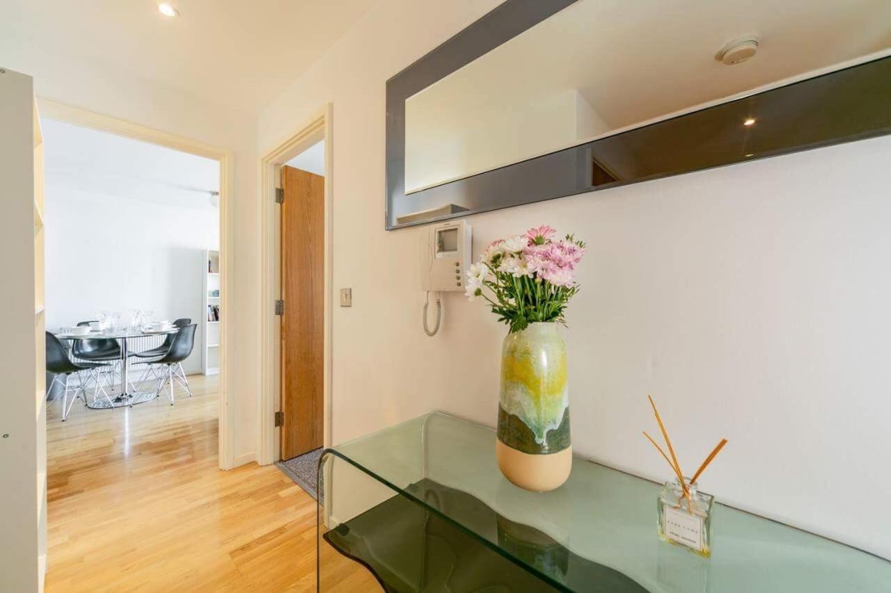 Room With Private Bathroom In A Modern Two Bedroom Two Bathroom Flat Londra Esterno foto