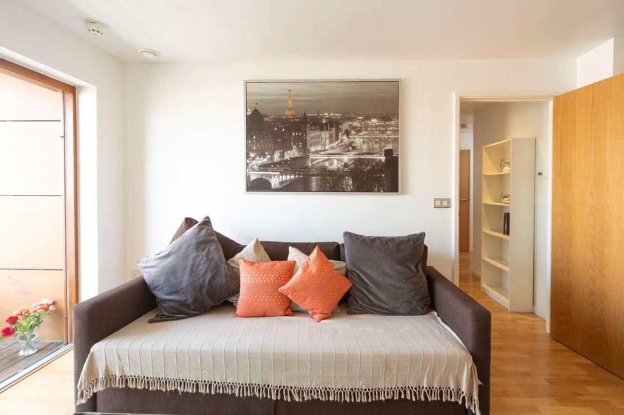 Room With Private Bathroom In A Modern Two Bedroom Two Bathroom Flat Londra Esterno foto