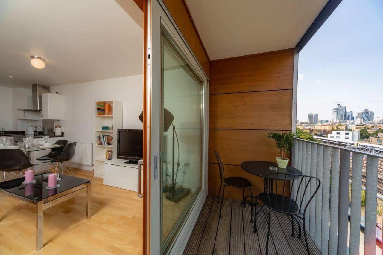 Room With Private Bathroom In A Modern Two Bedroom Two Bathroom Flat Londra Esterno foto