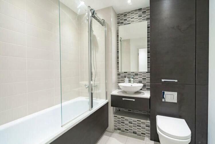 Room With Private Bathroom In A Modern Two Bedroom Two Bathroom Flat Londra Esterno foto