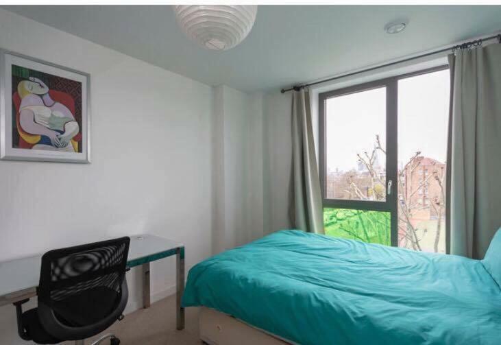 Room With Private Bathroom In A Modern Two Bedroom Two Bathroom Flat Londra Esterno foto